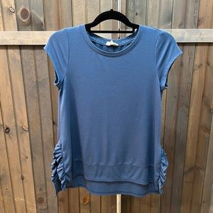 Cupio Short sleeve top with ruffle accents, size small